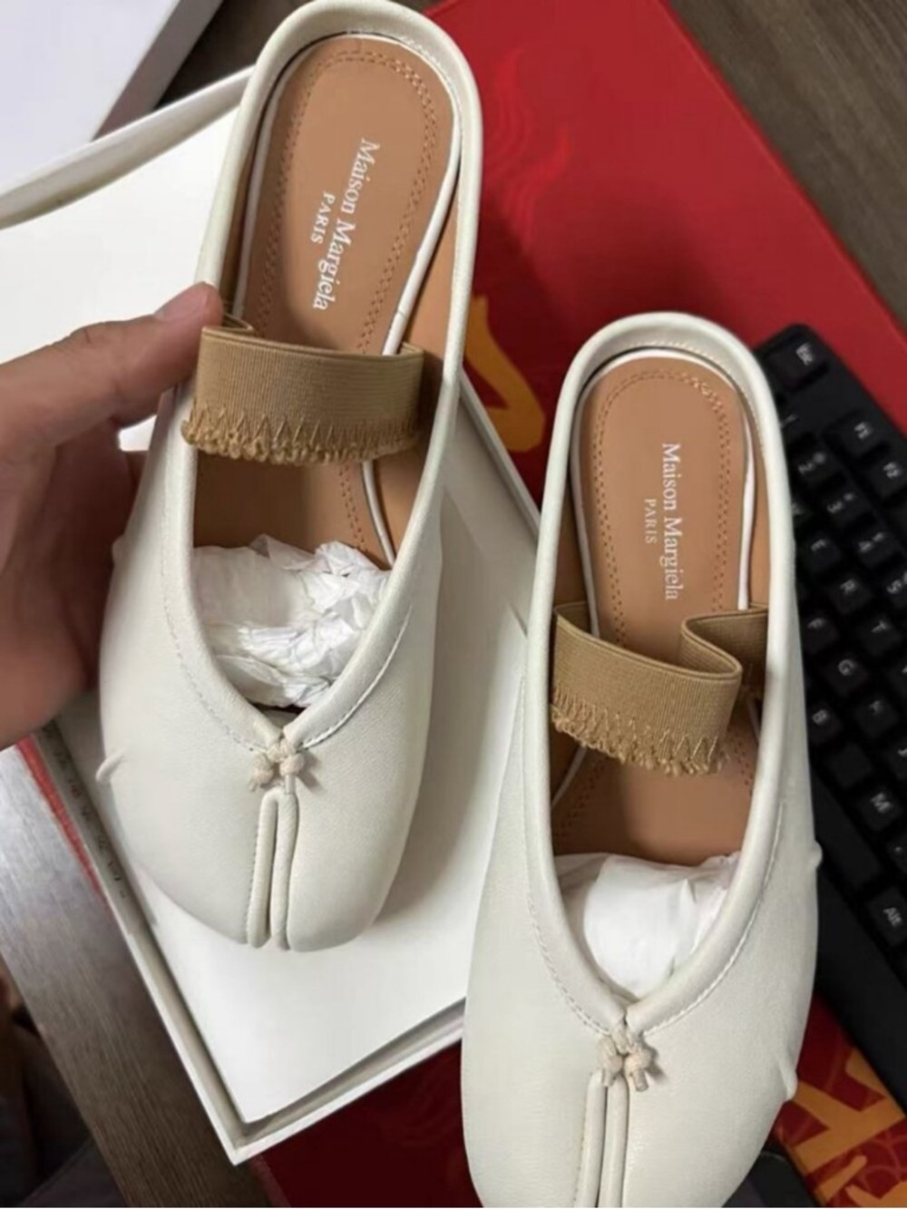 Maison Martin Margiela Cream Leather Tabi Slip-On Flats with Tan Strap - Picture 6 of 7